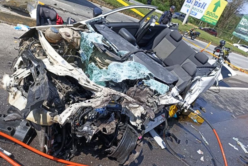 Acidente entre �nibus e carro deixa mulher gravemente ferida em Itaja�