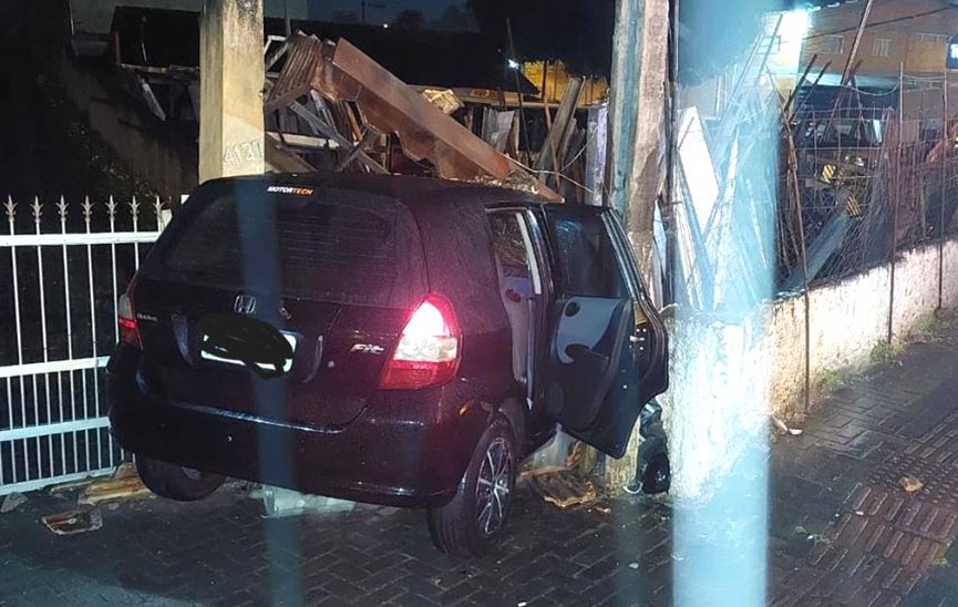 Carro fica destruído após colisão contra poste em Blumenau