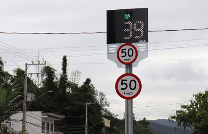 Novas lombadas eletrônicas de Gaspar entram em modo educativo