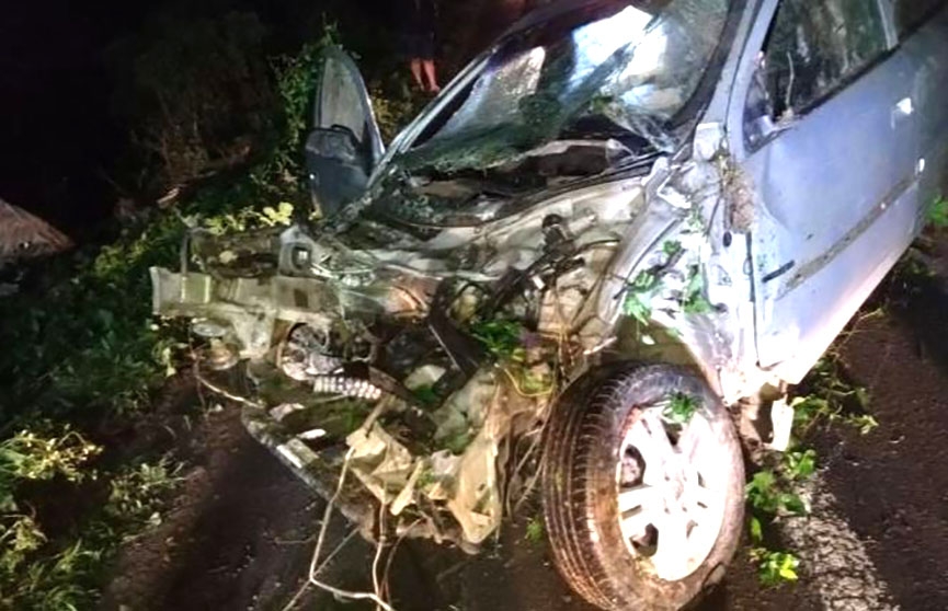 Carro cai em ribanceira após colisão no Alto Vale; duas pessoas ficaram feridas