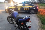 Moto furtada há 4 anos é encontrada abandonada na BR-470, em Ilhota