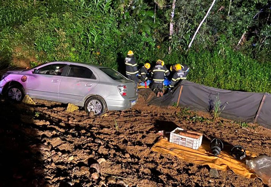 Carro cai em ribanceira na BR-470, em Gaspar