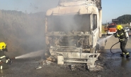 Caminhão pega fogo na BR-470, em Gaspar