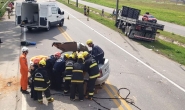 Fotos mostram bombeiros e médicos do Arcanjo socorrendo vítima de acidente em Ilhota