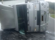 Caminho carregado de gelo tomba na BR-470, em Ilhota