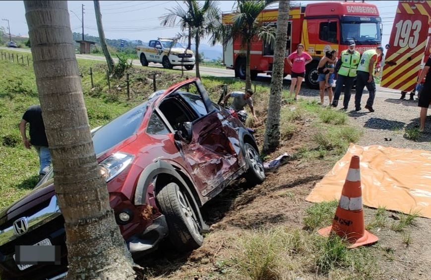 Carro e moto colidem e caem em barranco no Santa Terezinha; duas pessoas são hospitalizadas