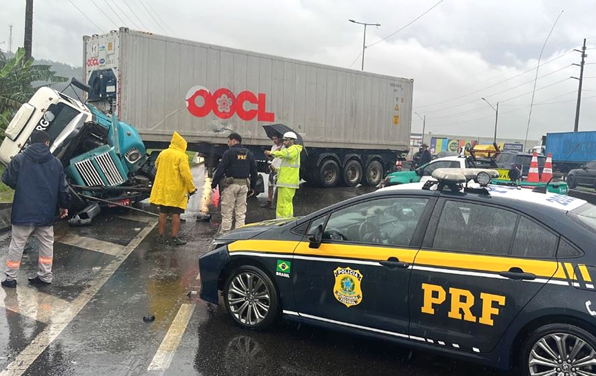 Carreta faz 'L' em acidente na BR-101, em Itajaí