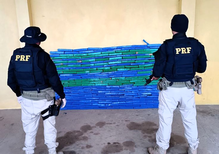 Casal é preso em flagrante com 240kg de maconha em carro em Lages