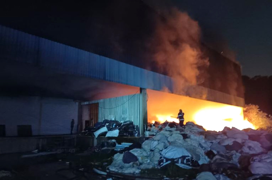 Bombeiros trabalham por 6 horas para conter grande incndio em empresa em Gaspar