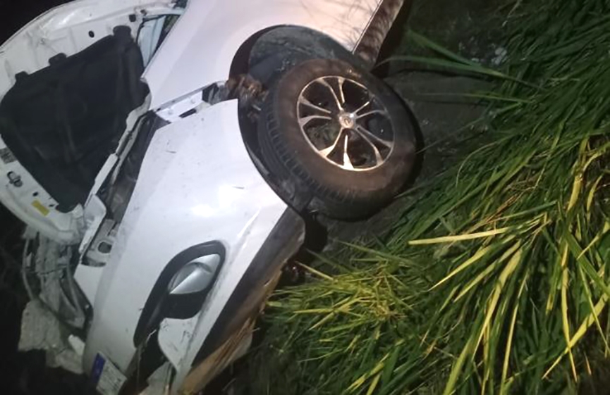 Carro de Gaspar sai da pista e colide contra poste na Rodovia Jorge Lacerda, em Ilhota