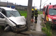 Carro bate em poste e homem fica ferido na Antnio Heil, em Brusque
