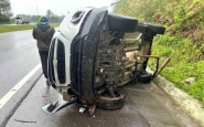 Carro capota na BR-470, em Ilhota, e motorista sai ileso