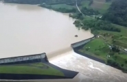 Barragens do Alto Vale comeam a transbordar 