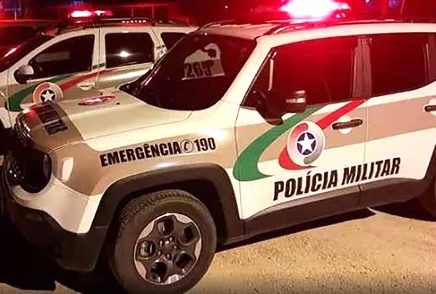 Traficantes fogem pulando cercas e PM apreende crack e materiais do tráfico em Ilhota