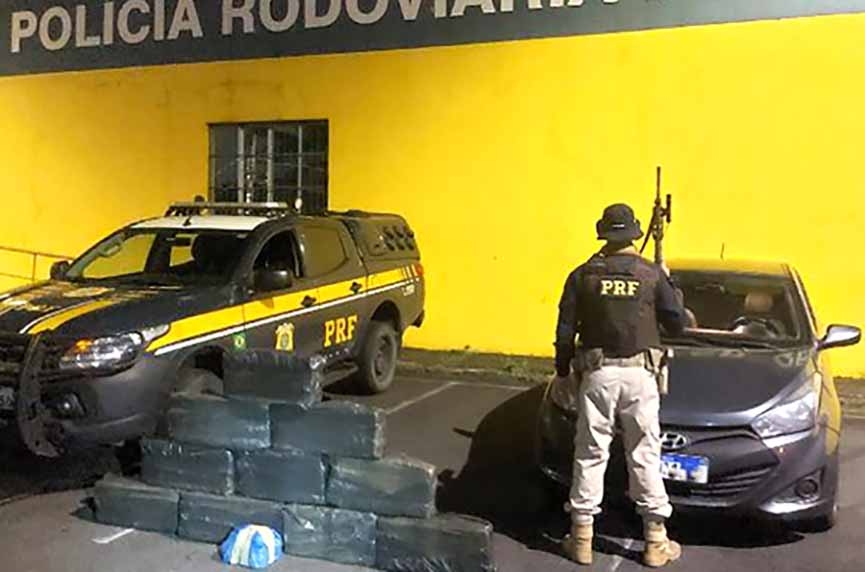 Casal que levava mais de 100kg de maconha em carro roubado é preso em Joinville