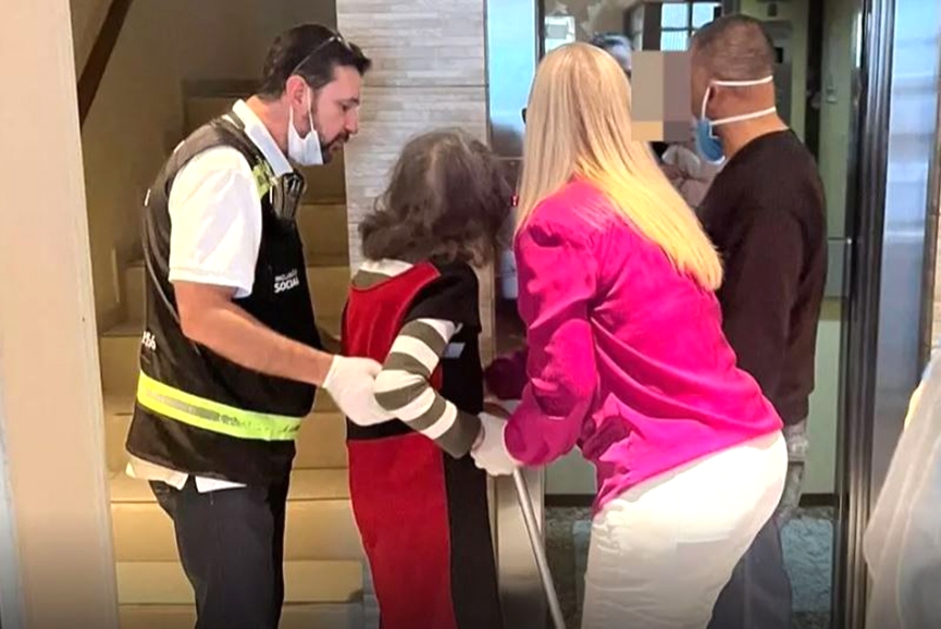 Idosa que estava h� 10 dias trancada com cad�ver do filho � resgatada em Balne�rio Cambori�