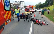 Jovem fica inconsciente em acidente entre caminhonete, caminh�o e moto em Blumenau