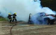 Carro fica completamente destru�do ap�s ser atingido por inc�ndio em Ilhota