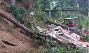 Deslizamento de terra destri casa e deixa dois feridos em Blumenau