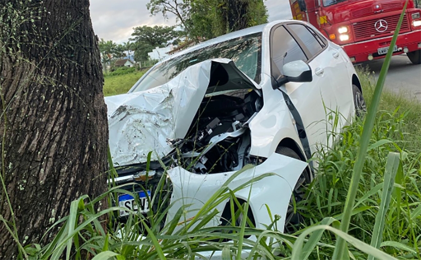 Motorista colide carro contra árvore na Jorge Lacerda, em Ilhota