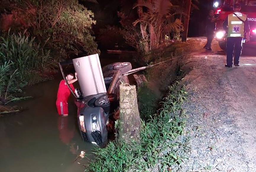 Homem morre ap�s carro capotar e ficar submerso em ribeir�o em Blumenau