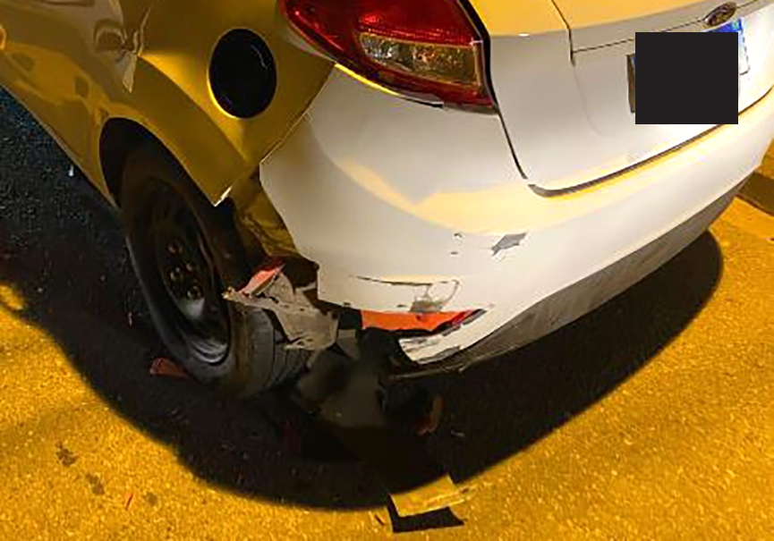 Moto colide contra veículo estacionado em Ilhota