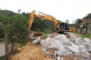 Obra de enrocamento deixa rua do Alto Gasparinho em sistema 'siga e pare'