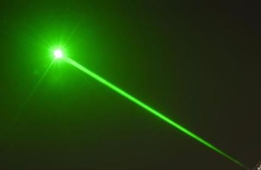 Homem mira laser na direção da ex e de policiais e acaba detido em Blumenau