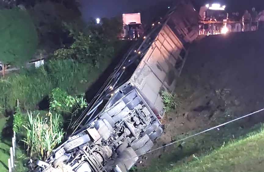 Caminhão-cegonha colide contra carros e homem morre na BR-470, em Blumenau