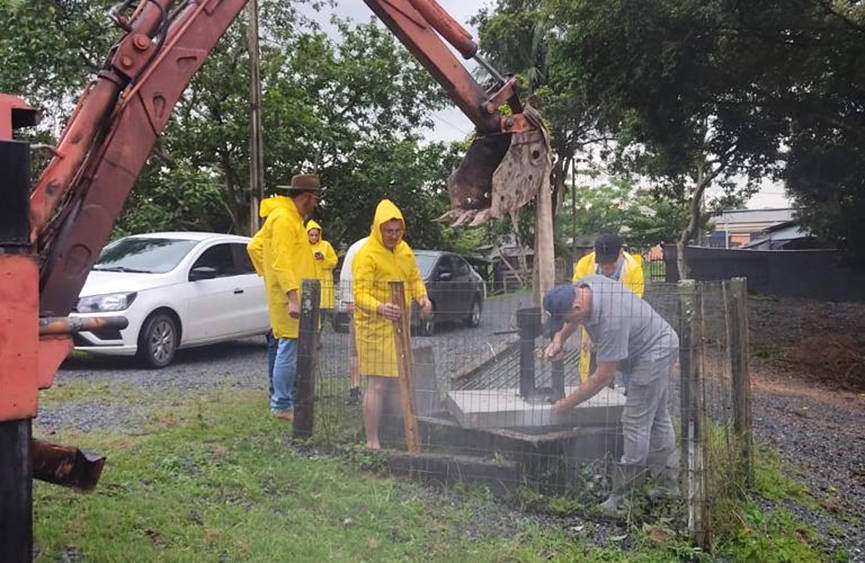Secretaria de Obras de Gaspar faz manuteno em comportas e limpa valas e bocas de lobo