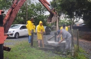 Secretaria de Obras de Gaspar faz manuteno em comportas e limpa valas e bocas de lobo