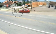 Câmera grava momento em que ciclista é atropelado na Jorge Lacerda, em Ilhota