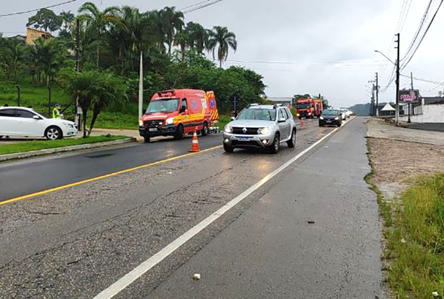 Duas pessoas s�o hospitalizadas ap�s acidente entre motos na Ivo Silveira, em Gaspar