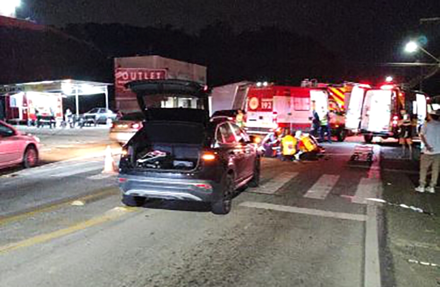 M�e e filho s�o hospitalizados ap�s acidente de moto no Figueira, em Gaspar 