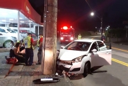 Carro colide contra poste na madrugada de segunda-feira em Blumenau