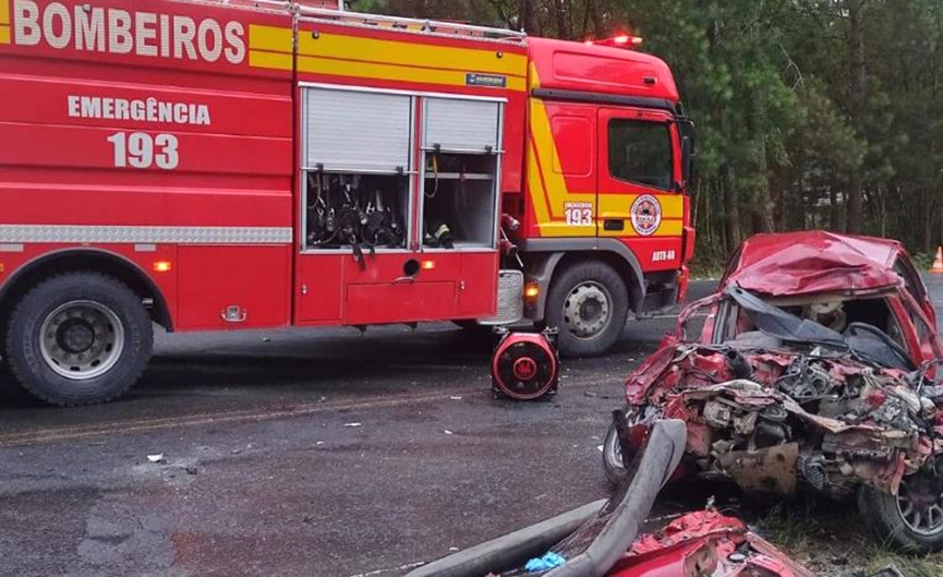 Carro fica destrudo e duas pessoas morrem em acidente no Alto Vale