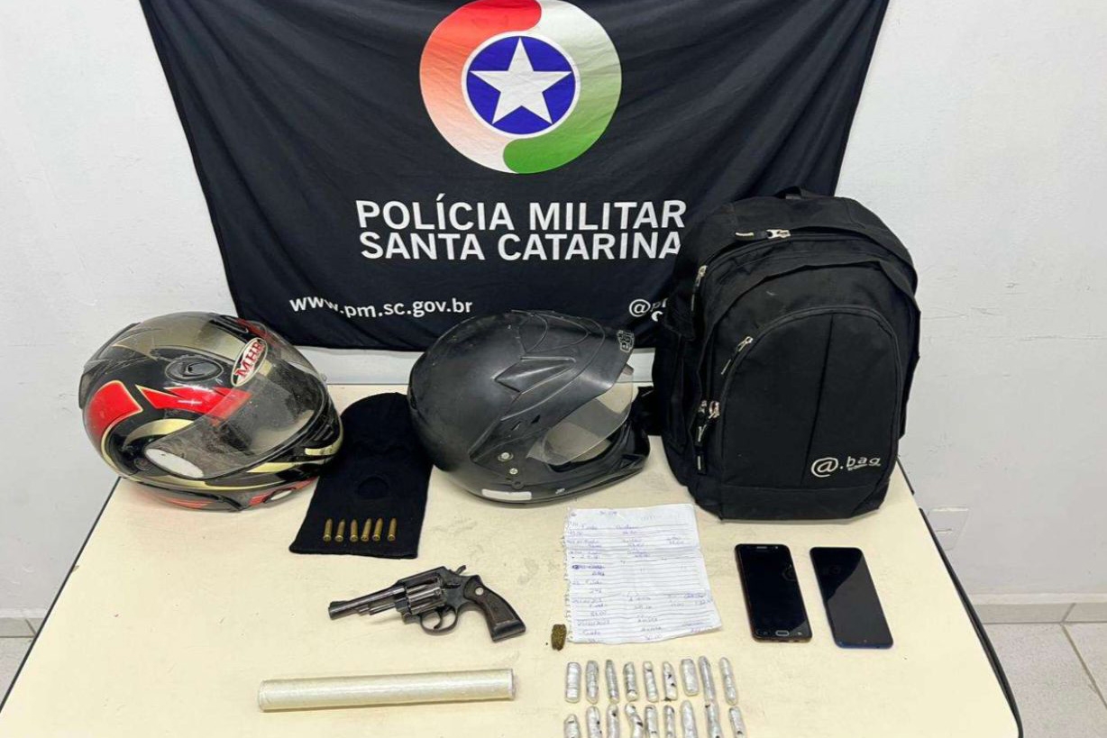 PM de Gaspar prende dois homens por tr�fico de drogas e posse irregular de arma de fogo