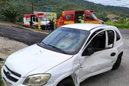 Acidente entre carro e moto deixa duas pessoas feridas na Ivo Silveira, em Gaspar