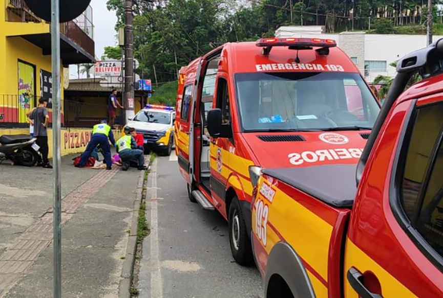Adolescente � atropelada por carro no Centro de Gaspar