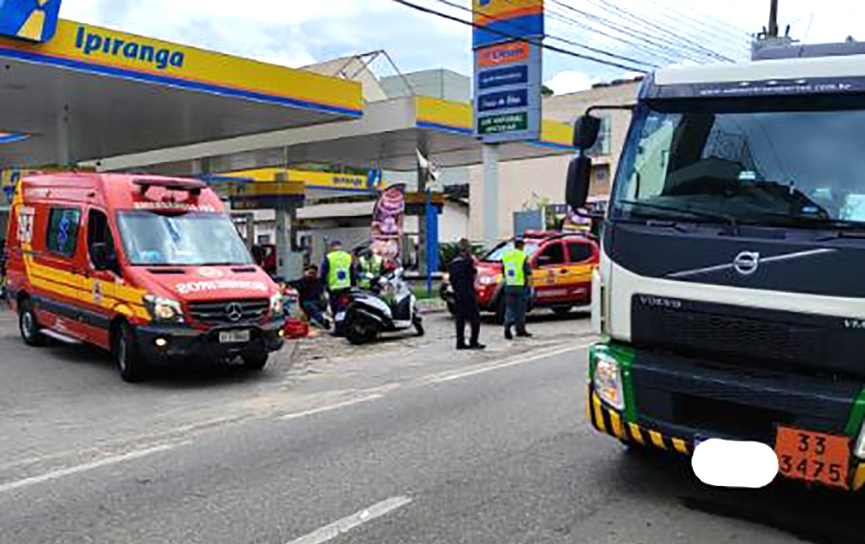 Caminhão e moto colidem e homem fica ferido no Centro de Gaspar