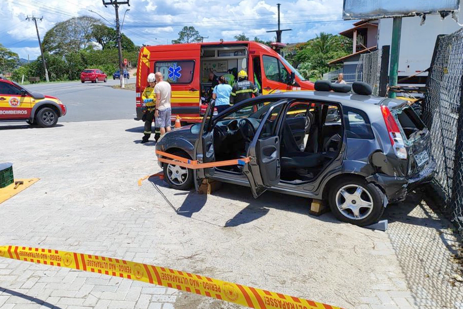 Carro roda na pista ap�s colidir contra ve�culo utilit�rio, em Gaspar