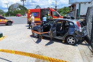 Carro roda na pista após colidir contra veículo utilitário, em Gaspar