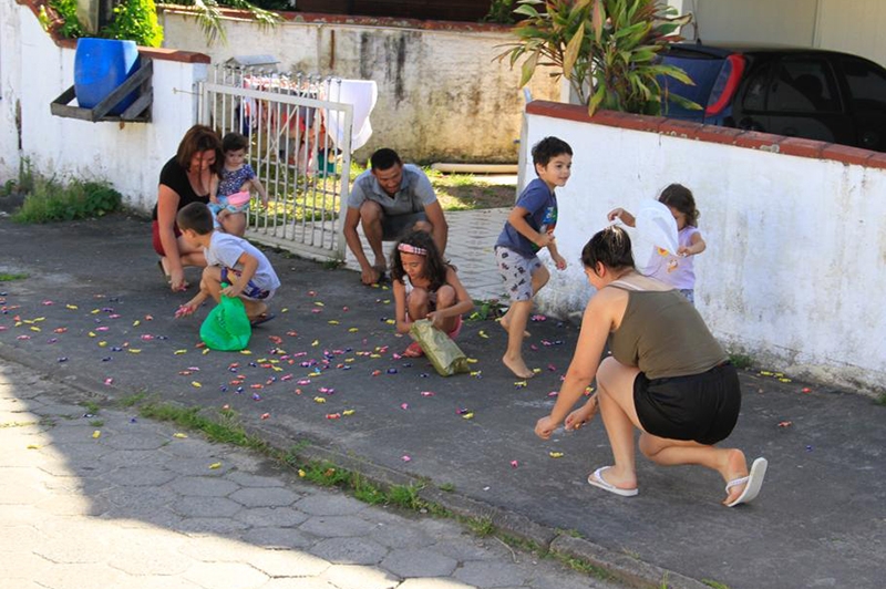 Natal solidrio do grupo Amigos de Vegas arrecada balas e brinquedos para doao