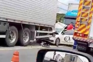 Carro � prensado entre dois caminh�es na Rodovia Ivo Silveira, em Gaspar