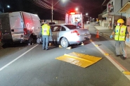 Mulher colide carro contra van estacionada no bairro Sete, em Gaspar