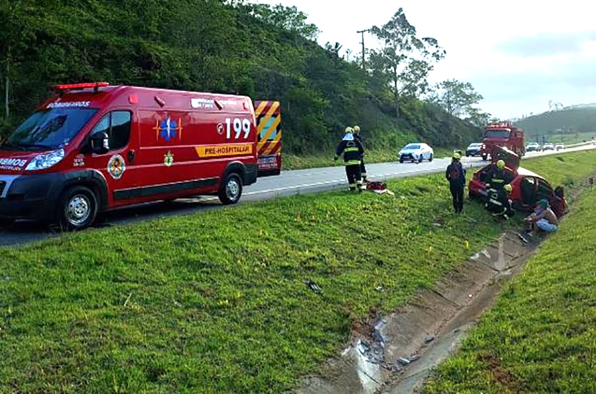 Carro com quatro ocupantes capota na BR-470, em Ilhota