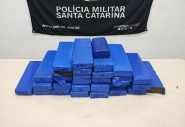 Persegui��o policial termina com acidente, homem preso e apreens�o de 25kg de maconha em Gaspar 