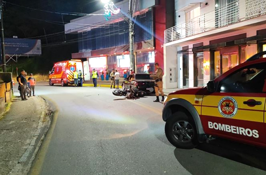 Batida entre carro e moto deixa homem ferido no Centro de Gaspar