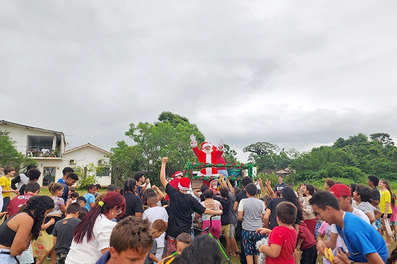 Vestido de Papai Noel, empresrio gasparense distribui amor pela cidade
