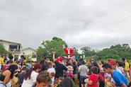 Vestido de Papai Noel, empresrio gasparense distribui amor pela cidade